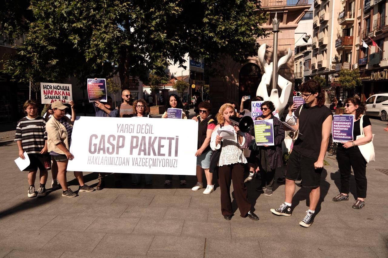 Çanakkale’de kadınlar ve LGBTİ+’lar 12. Yargı Paketi’ne karşı bir aradaydı: “Hayatlarımızı denetlemeye çalışan bu düzenlemeleri kabul etmiyoruz” | Kaos GL - LGBTİ+ Haber Portalı Haber