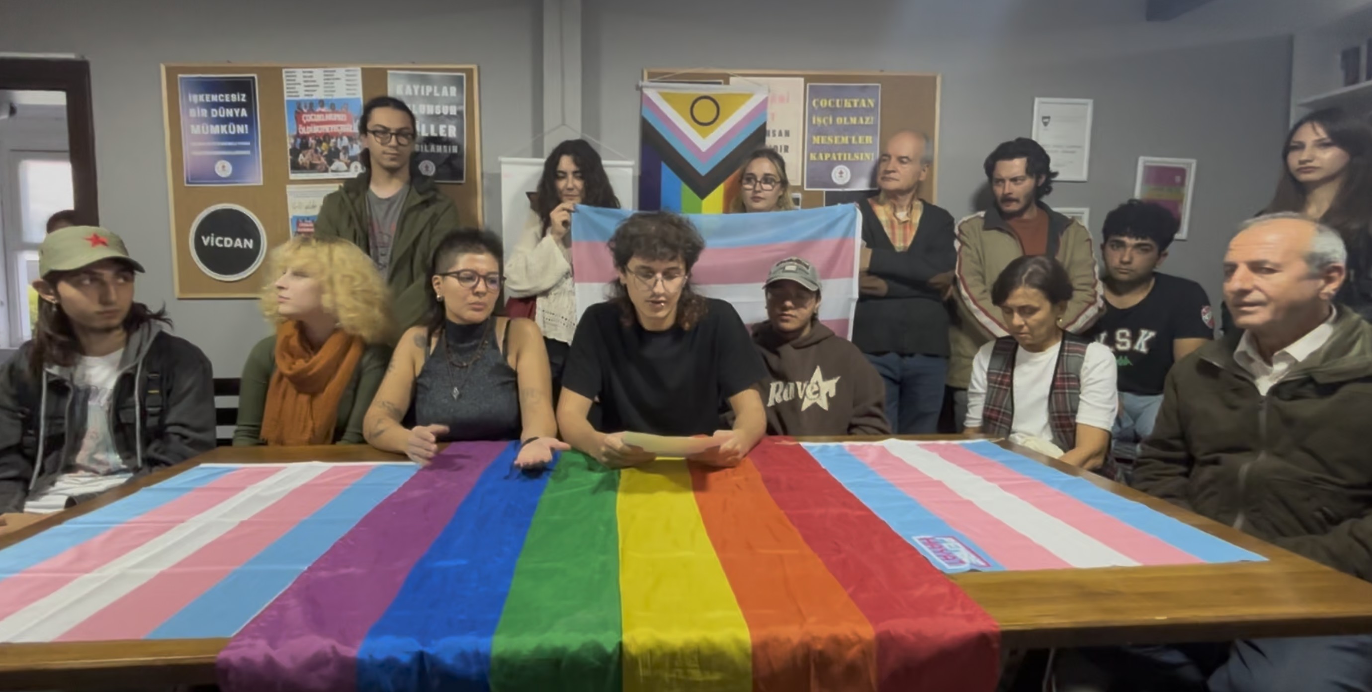 Çanakkale’de LGBTİ+’lardan özgürlük çağrısı: “Hayatlarımızdan vazgeçmeyeceğiz!" | Kaos GL - LGBTİ+ Haber Portalı