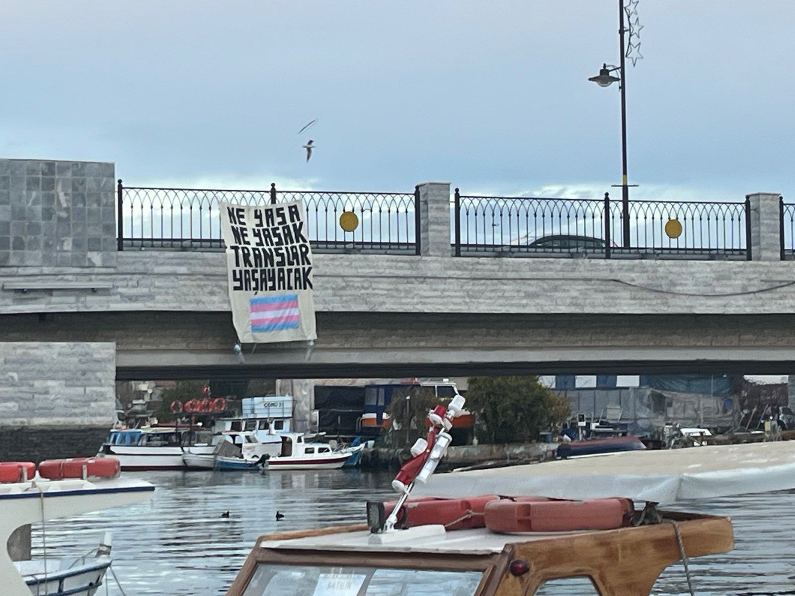 Çanakkale Pride 20 Kasım anması için pankart astı: “Ne yasa ne yasak, translar yaşayacak!” Kaos GL - LGBTİ+ Haber Portalı