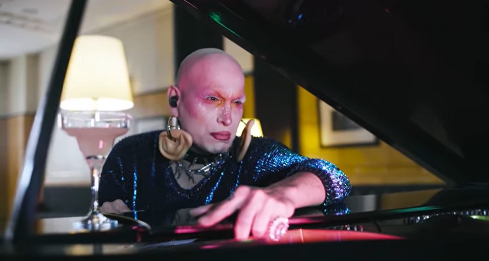 Çiçek Çocuk ve Kübra Uzun’un “Elmas Gözlüklerimiz” performansı YouTube’da Kaos GL - LGBTİ+ Haber Portalı