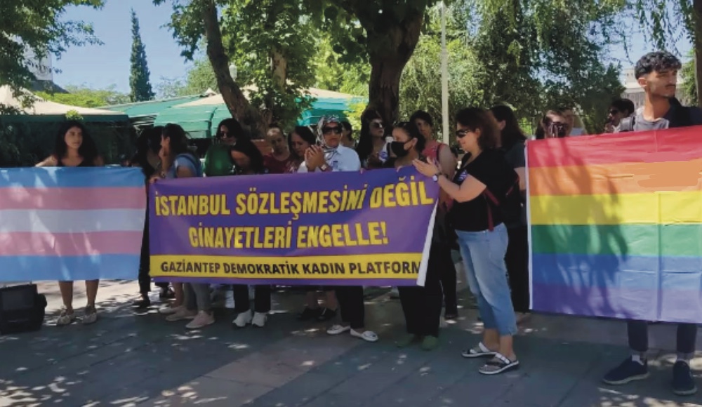 “Çocukların geleceğini karartmayı iyi bilirsiniz, bizler de tek tip aile dayatmasına karşı aşkımızla mücadele etmeyi iyi biliriz!” | Kaos GL - LGBTİ+ Haber Portalı Haber