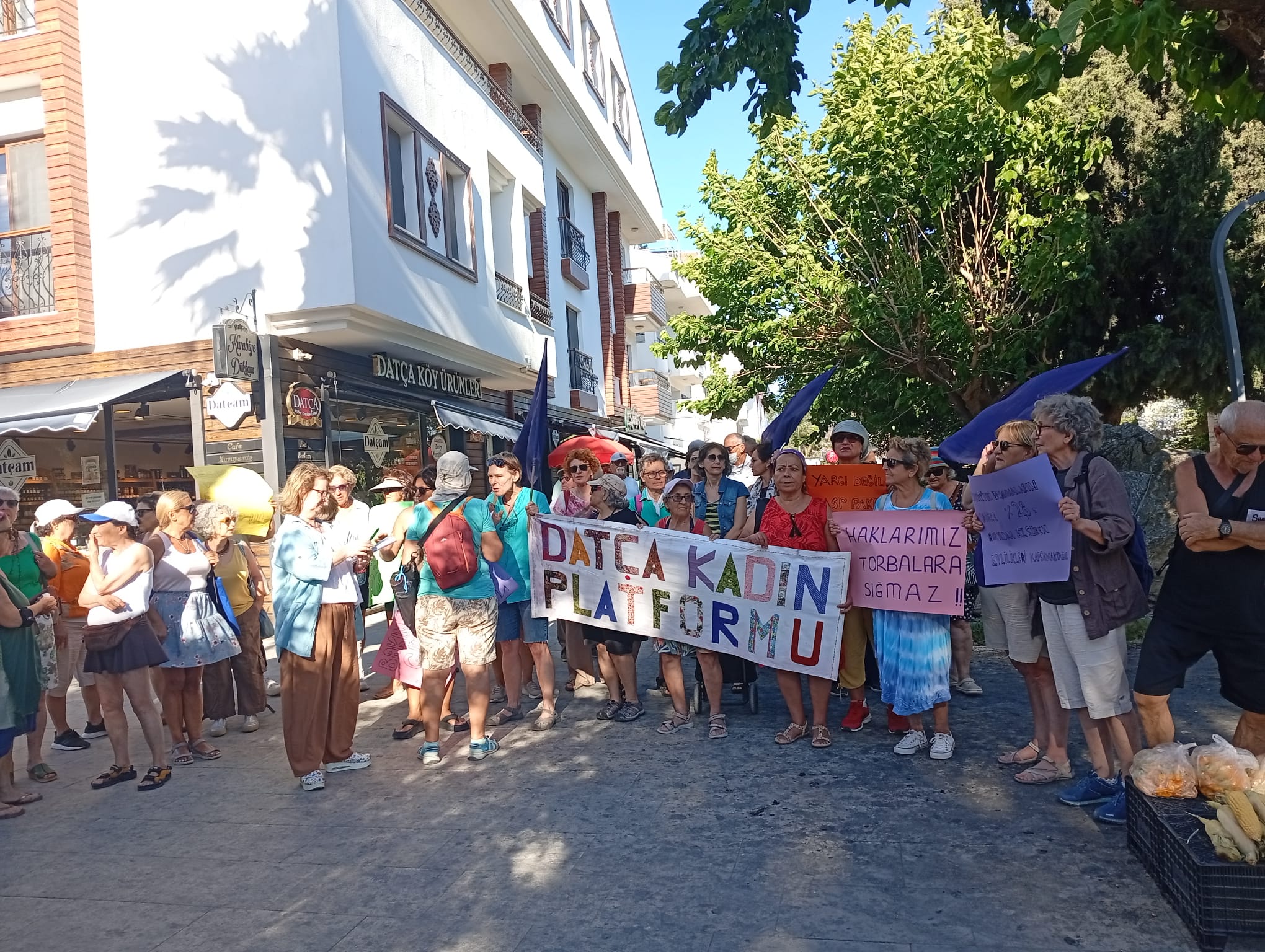 Datça Kadın Platformu’ndan 12. Yargı Paketi’ne karşı eylem: “Yargı Paketi, LGBTİ+’ların varlığını ve örgütlenme hakkını hedef alıyor” Kaos GL - LGBTİ+ Haber Portalı