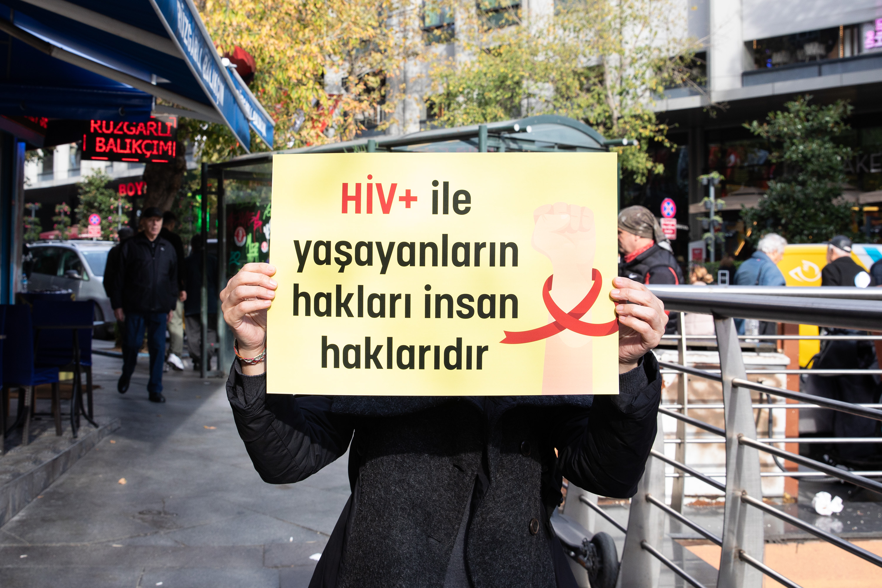 Dayanışma kazandı: HIV’le yaşayan sığınmacıya koruma statüsü geri verildi | Kaos GL - LGBTİ+ Haber Portalı Haber