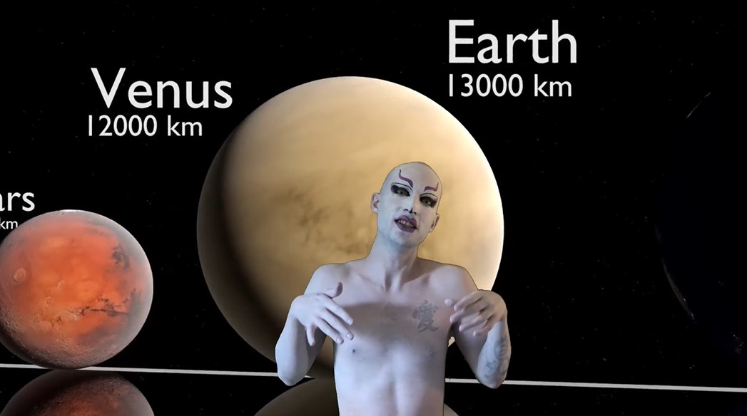 Debonair Detsuki’nin “Comparing Planet Sizes” klibi yayında Kaos GL - LGBTİ+ Haber Portalı