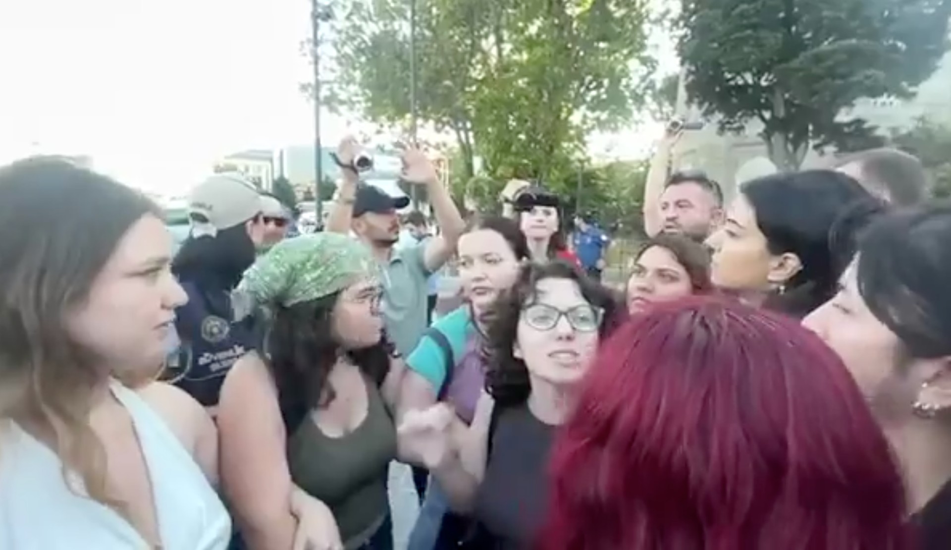 Demir Leblebi’den 15 kişi “LGBTİ+ içerikli” bildiri dağıttıkları gerekçesiyle gözaltına alındı! | Kaos GL - LGBTİ+ Haber Portalı Haber
