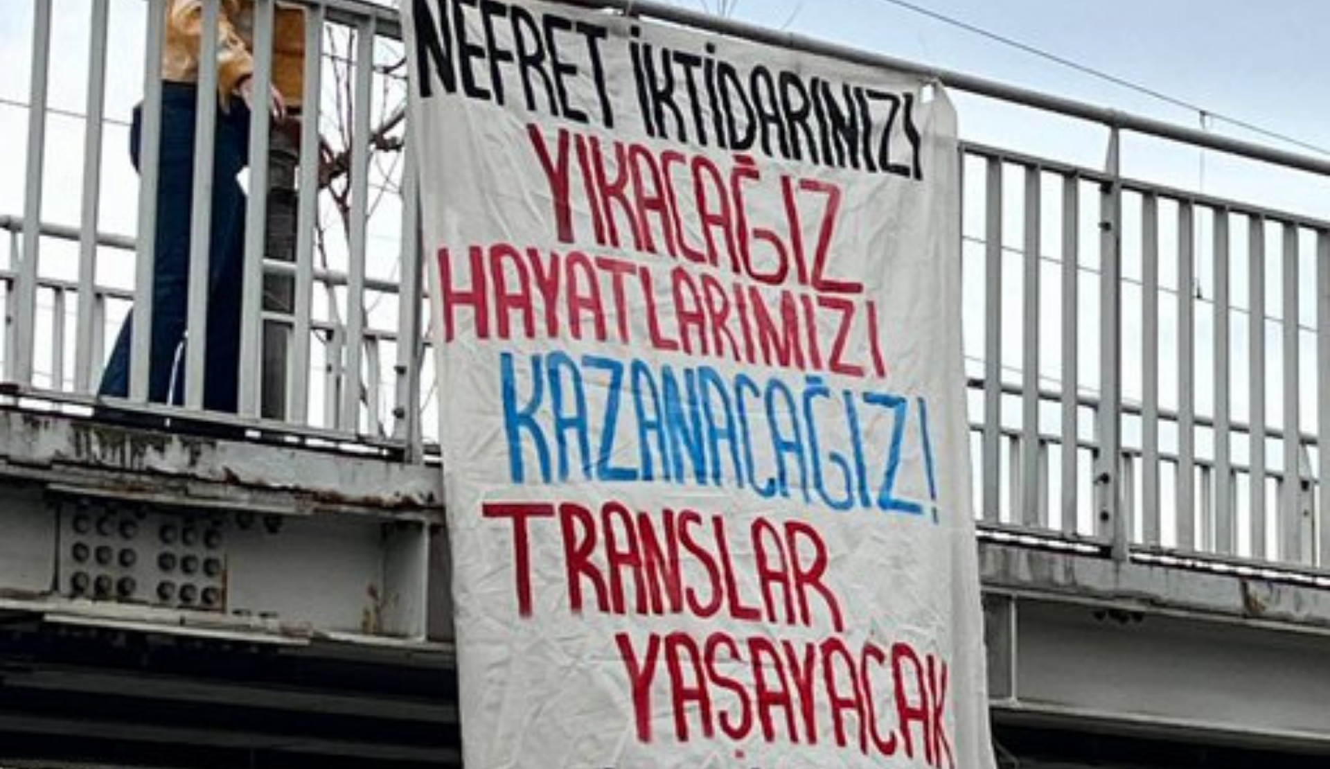 Demir Leblebi, nefret suçu mağduru transları anmak için Kadıköy’de pankart astı Kaos GL - LGBTİ+ Haber Portalı