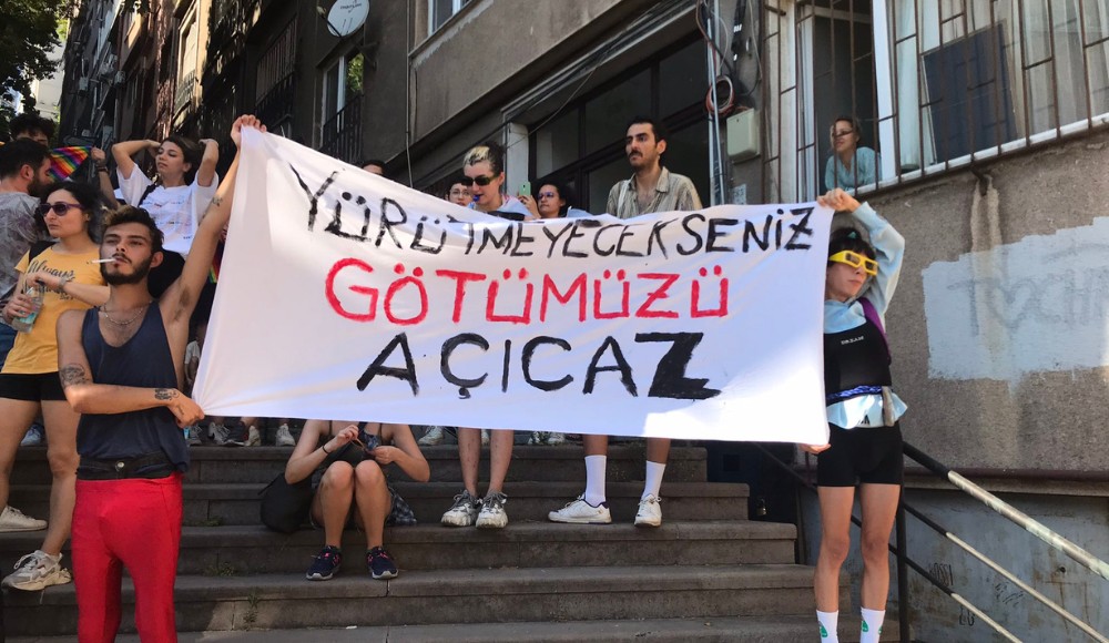 Devlet LGBTİ+’lara savaş açtı: 37 günde 10 yasak, en az 530 gözaltı! | Kaos GL - LGBTİ+ Haber Portalı Haber