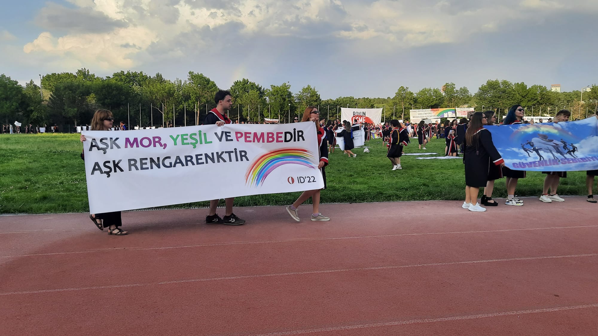 Devrim’de gökkuşağı açtı Kaos GL - LGBTİ+ Haber Portalı