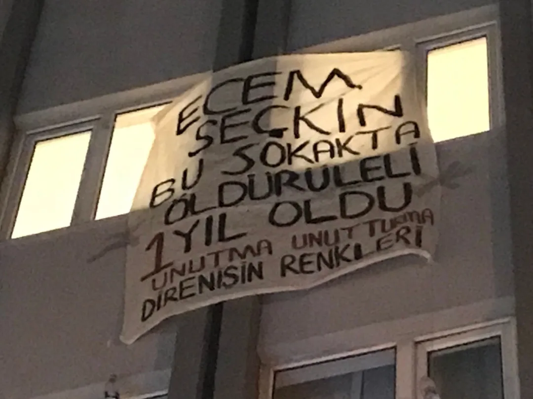 Direnişin Renkleri, Ecem Seçkin'in ölüm yıldönümünde Bornova Sokak’ta pankart astı Kaos GL - LGBTİ+ Haber Portalı