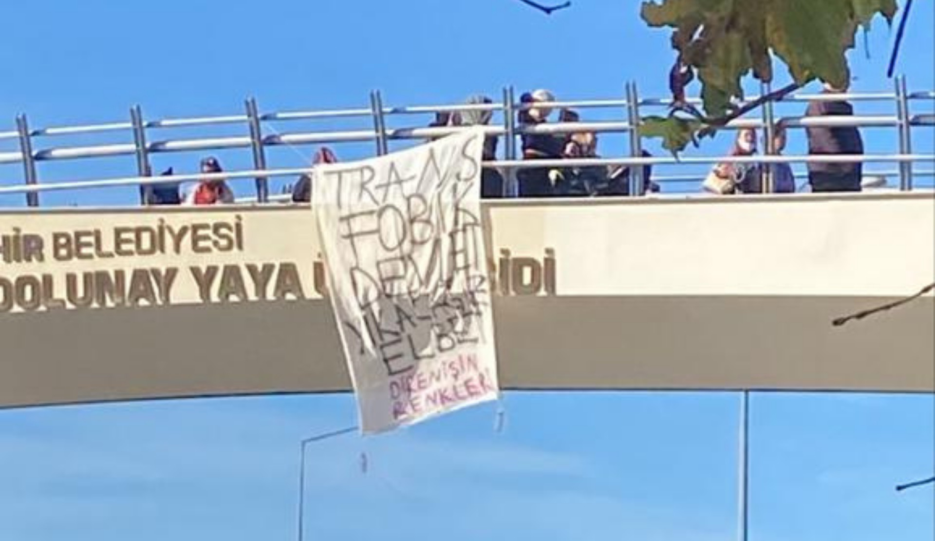 Direnişin Renkleri, hormon ilaçlarının dağıtımının kısıtlanmasını pankart asarak protesto etti Kaos GL - LGBTİ+ Haber Portalı