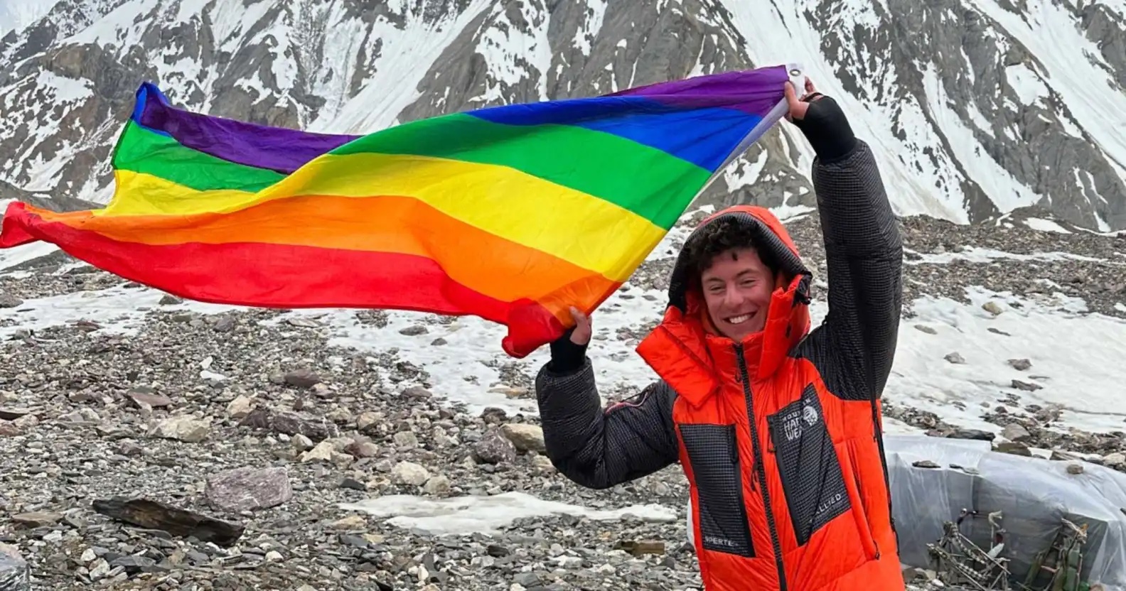 Dünyanın en yüksek ikinci zirvesine gökkuşağı bayrağı | Kaos GL - LGBTİ+ Haber Portalı Haber