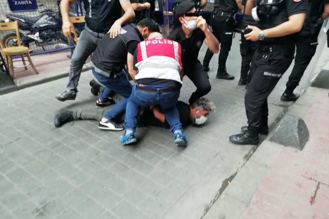 The journalist, who was prevented from breathing by policemen stomping on his throat at the Pride March, on trial | Kaos GL - News Portal for LGBTI+ News