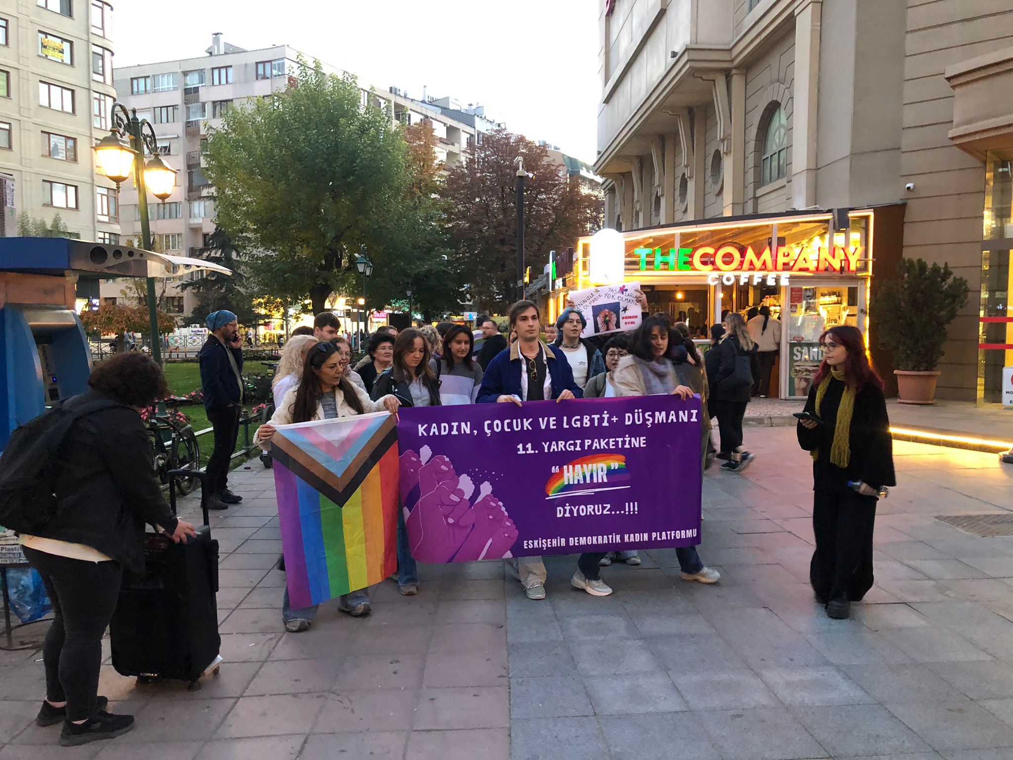 Eskişehir’de kadınlar ve LGBTİ+’lar yargı paketine karşı buluştu: “Toplumun tüm kesimlerini topyekun mücadeleye çağırıyoruz” Kaos GL - LGBTİ+ Haber Portalı