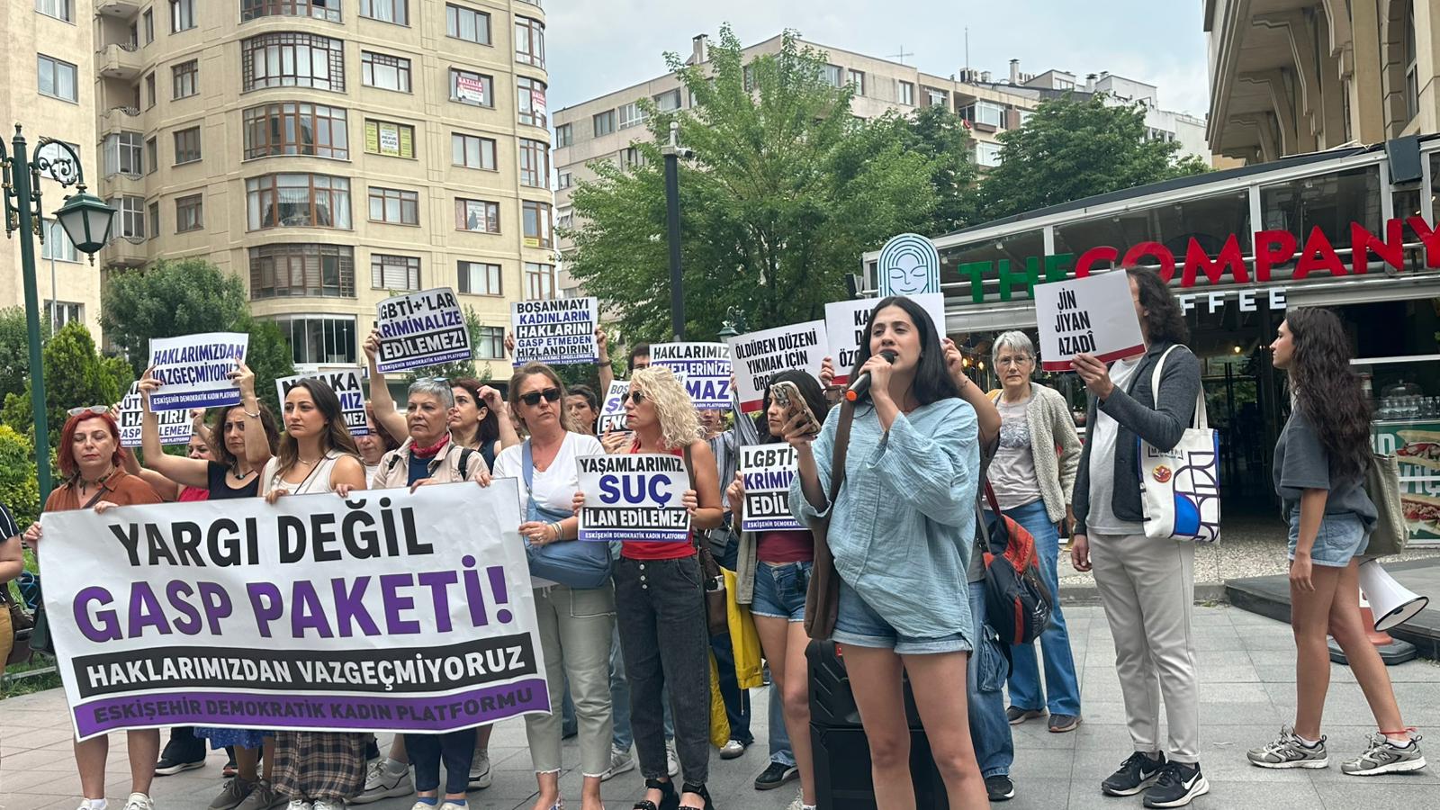 Eskişehir’de kadınlar ve LGBTİ+’lar yargı paketine karşı sokaklardaydı: “Nefret yasasına karşı hayatlarımıza sahip çıkıyoruz” | Kaos GL - LGBTİ+ Haber Portalı Haber