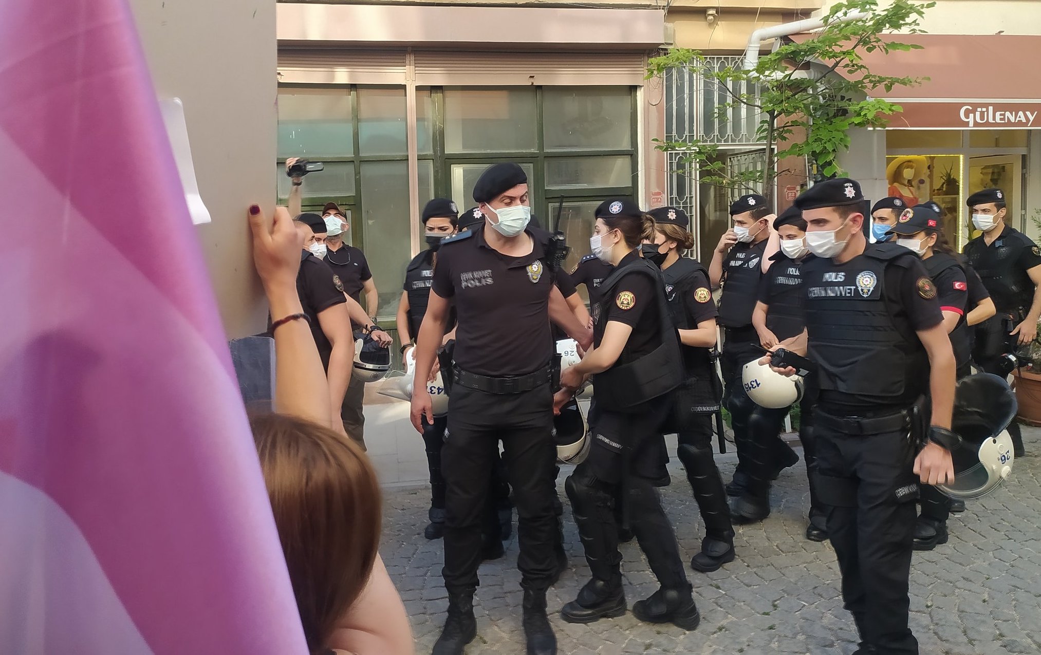 Polis, yolda yürüyen LGBTİ+’ları takip edip işkenceyle gözaltına almış! Kaos GL - LGBTİ+ Haber Portalı