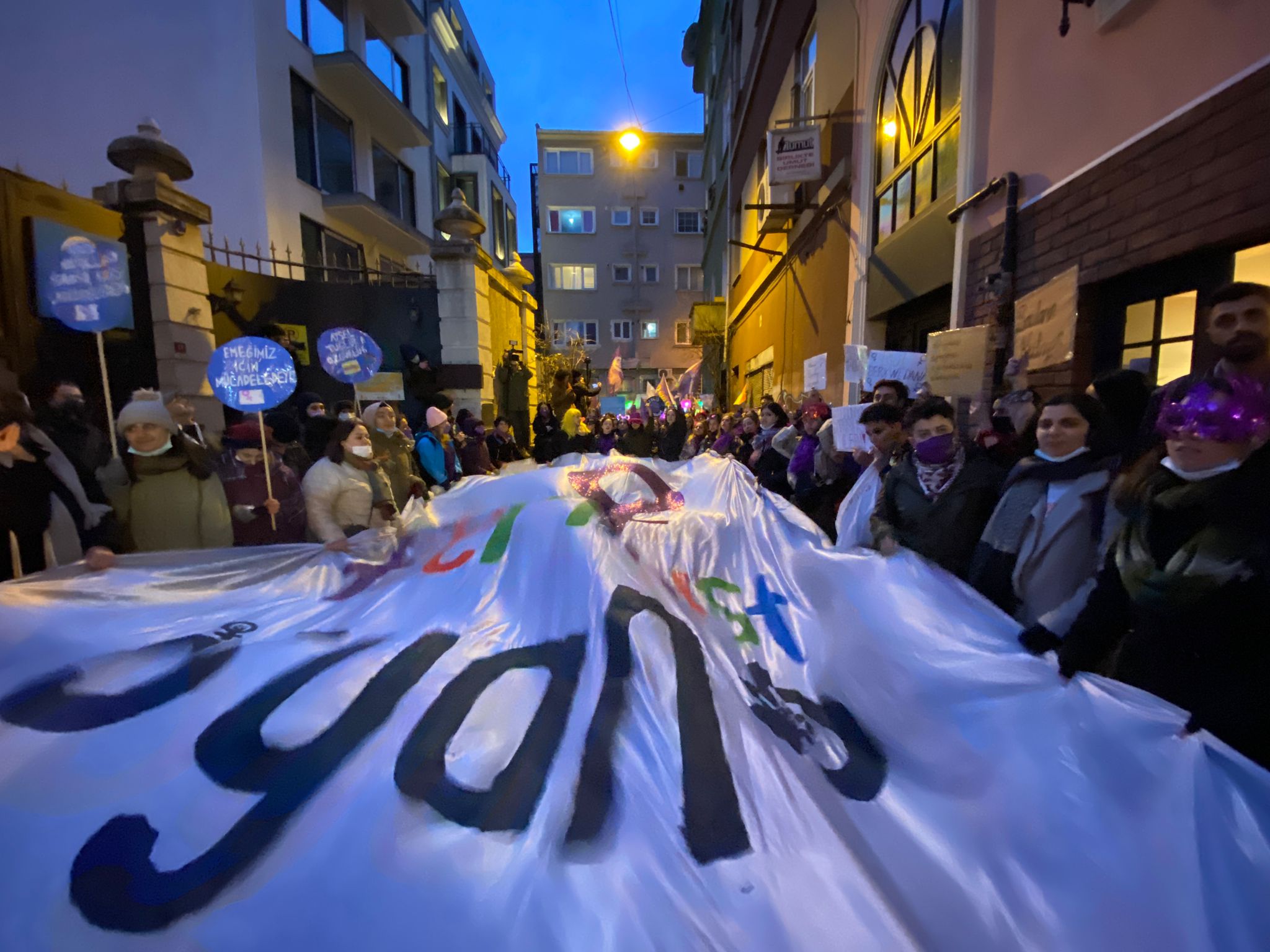 Feminist isyan Taksim’in her sokağından Sıraselviler’e akıyor Kaos GL - LGBTİ+ Haber Portalı