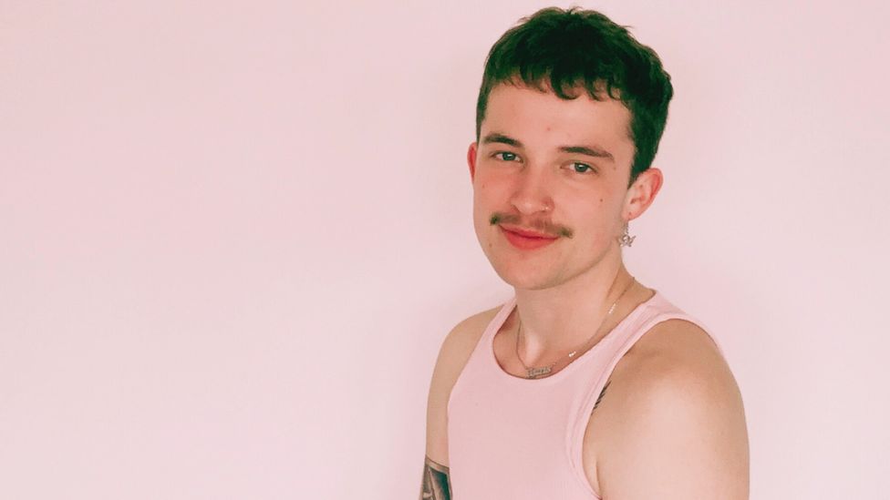 Freddie Lewis yeni sergisiyle toplumsal cinsiyet kimliğini keşfediyor Kaos GL - LGBTİ+ Haber Portalı