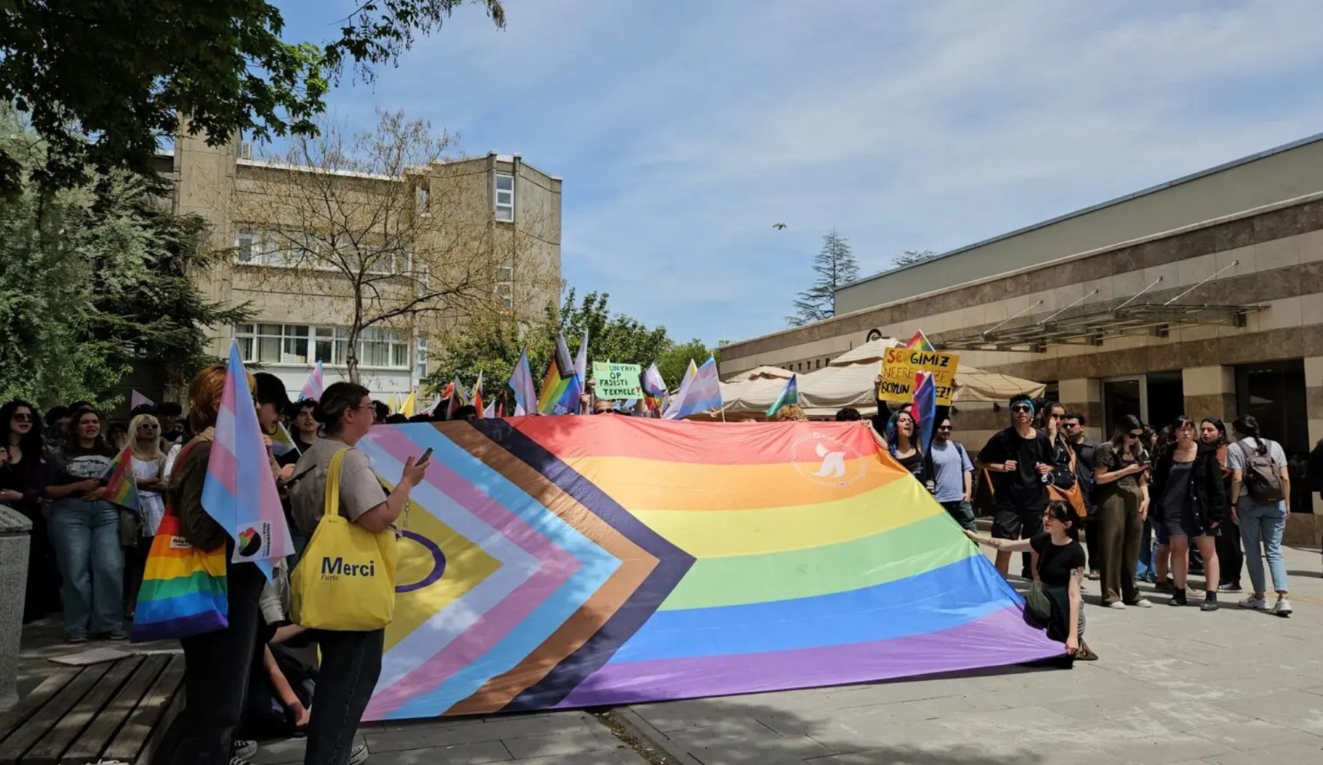 Hacettepe’de "Aile Yılı" protestosuna katılan öğrencilere yeni disiplin cezası: 3 yarıyıla kadar uzaklaştırma! | Kaos GL - LGBTİ+ Haber Portalı Haber