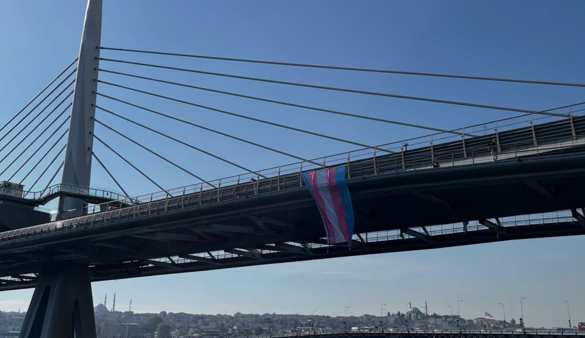 Haliç Köprüsü’ne trans bayrağı astığı iddia edilen aktivist gözaltına alındı Kaos GL - LGBTİ+ Haber Portalı