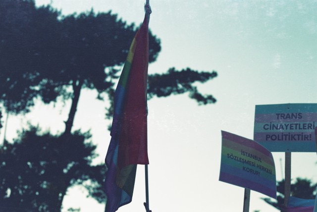 Hatice Özbay, Kadın Vardiyası’na yazdı: “LGBTİ+’lar da bu ülkenin yurttaşları, bu toplumun ve ailelerin bir parçası” Kaos GL - LGBTİ+ Haber Portalı