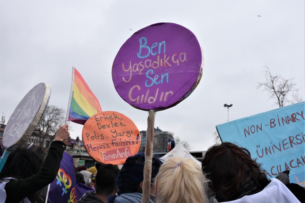 “Hayasızca hareketle” suçlanırsanız haklarınız neler? | Kaos GL - LGBTİ+ Haber Portalı