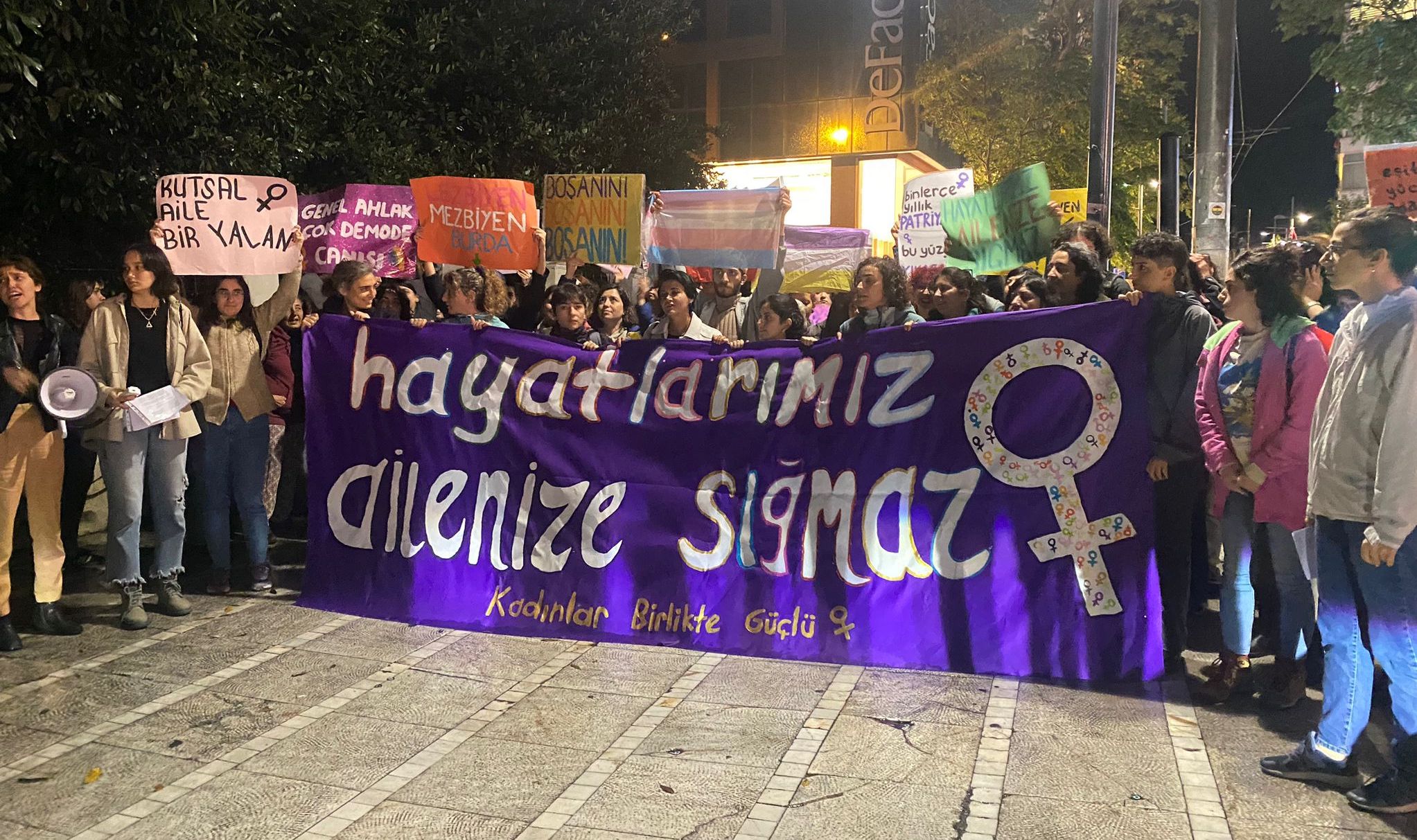 “Hayatlarımız Ailenize Sığmaz” kampanyası başladı: LGBTİ+ düşmanlığına hayır! | Kaos GL - LGBTİ+ Haber Portalı Haber