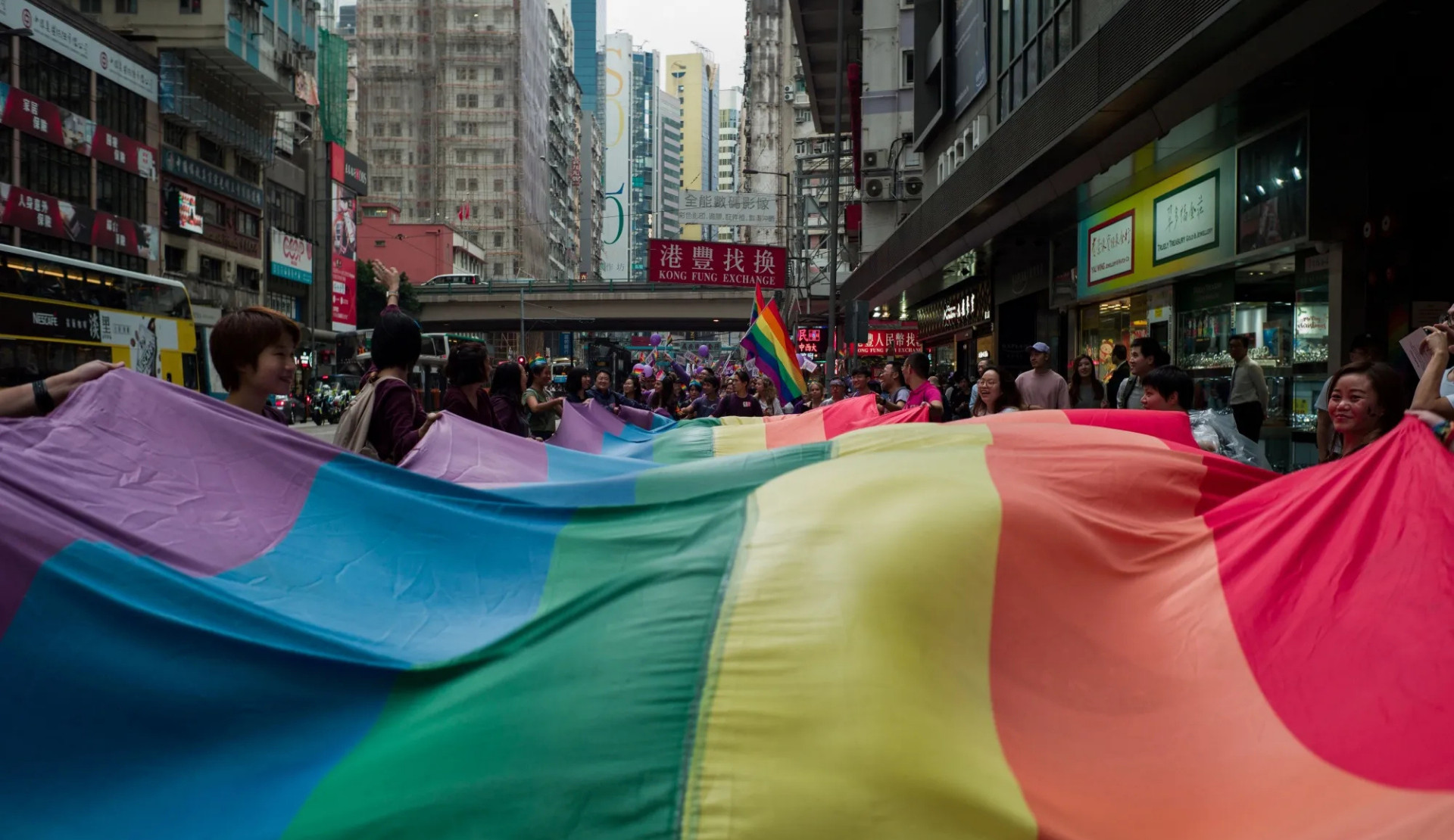 Hong Kong hükümetinin, eşcinsel çiftleri yasalar önünde tanıması için kısıtlı zamanı kaldı | Kaos GL - LGBTİ+ Haber Portalı Haber
