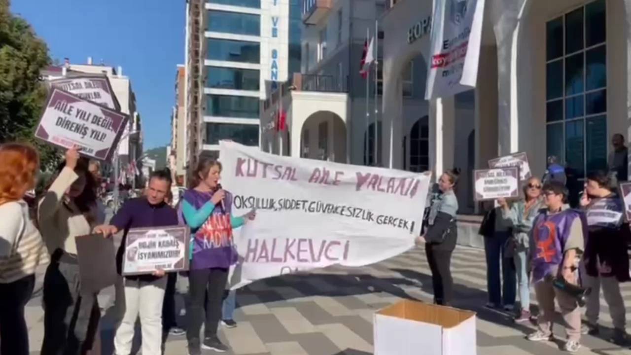Hopa Halkevleri üyesi kadınlar, “Aile Yılı” politikalarına karşı meydanlardaydı: “Kutsal aile örtüsünü kaldırıyoruz” | Kaos GL - LGBTİ+ Haber Portalı Haber