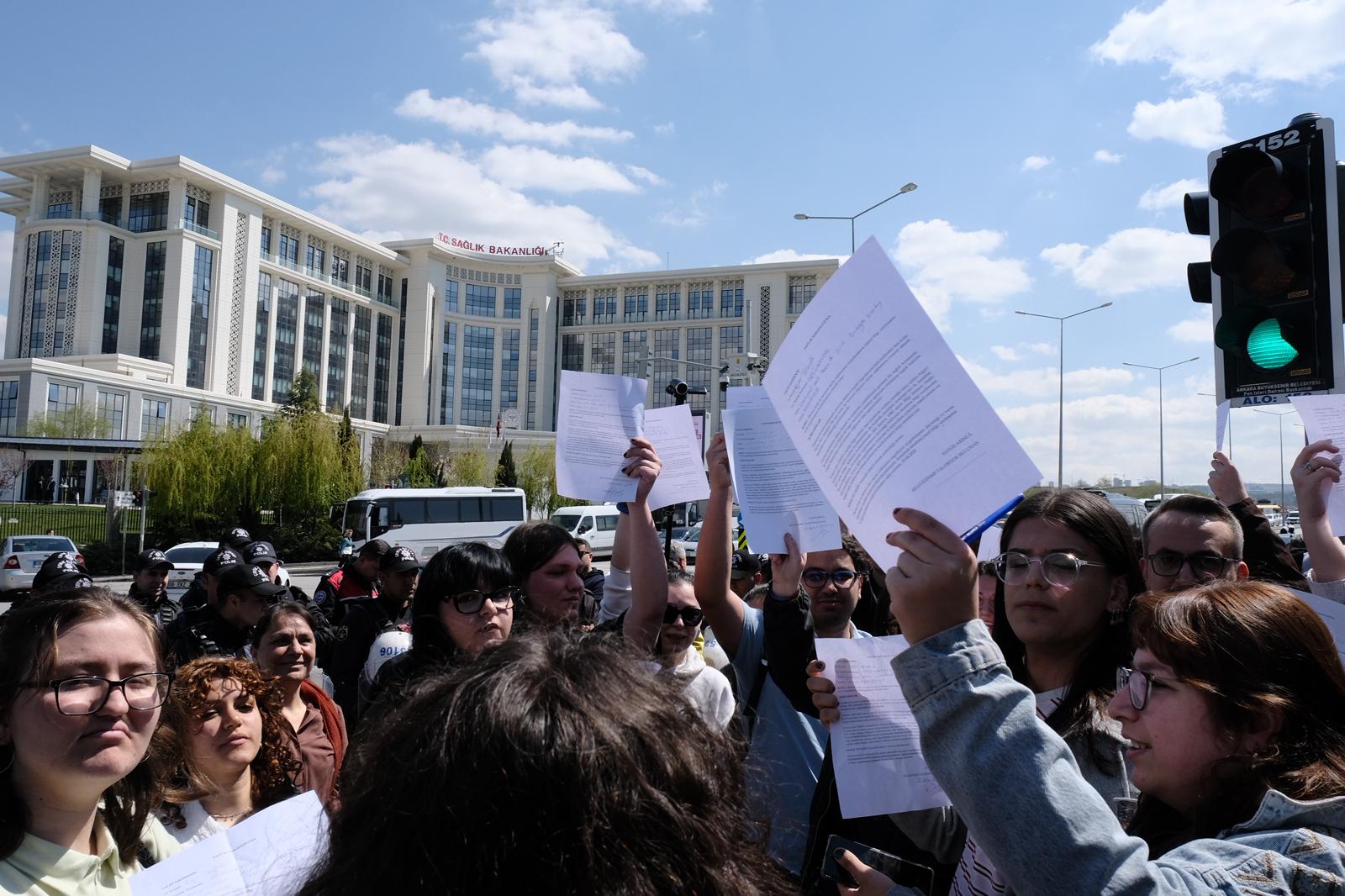 Hormon Hakkım Kolektifi’nin Sağlık Bakanlığı’na dilekçe vermesine polis engeli! | Kaos GL - LGBTİ+ Haber Portalı Haber