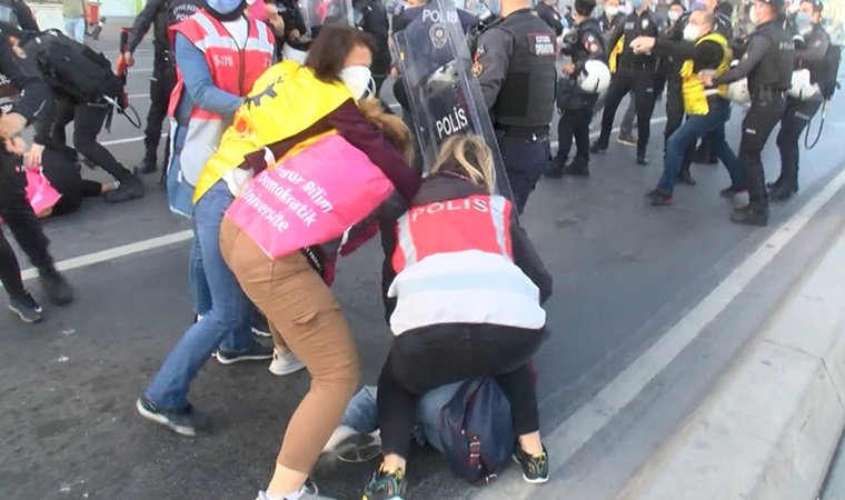 1-mayis-i-taksim-de-kutlamak-isteyenlere-polis-saldirdi-1 1-mayis-i-taksim-de-kutlamak-isteyenlere-polis-saldirdi-1