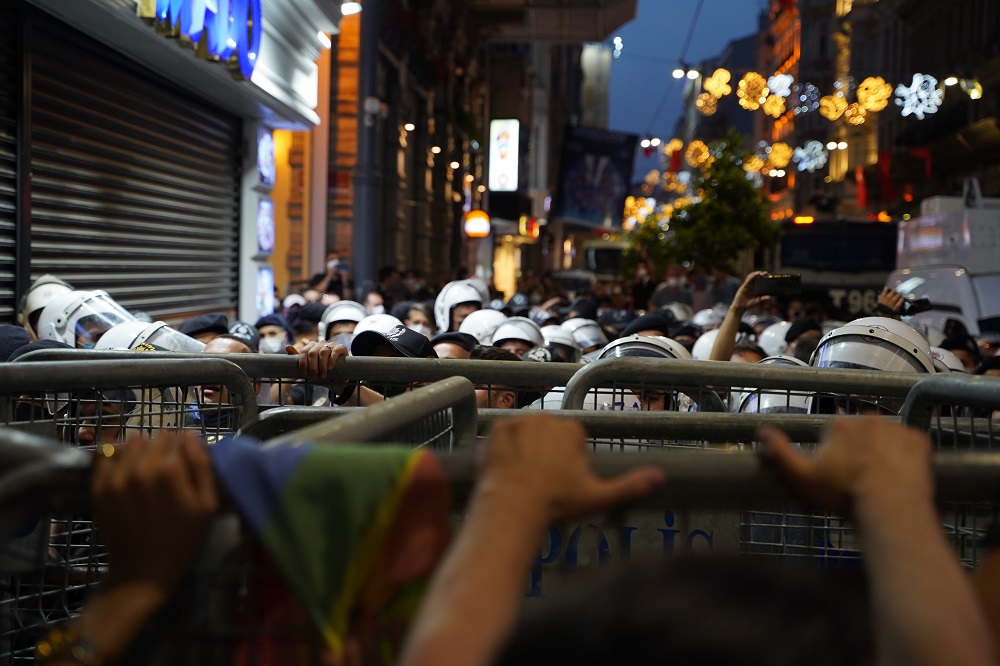 alen-geziyan-in-objektifinden-taksim-istanbul-sozlesmesi-eylemi-1 alen-geziyan-in-objektifinden-taksim-istanbul-sozlesmesi-eylemi-1