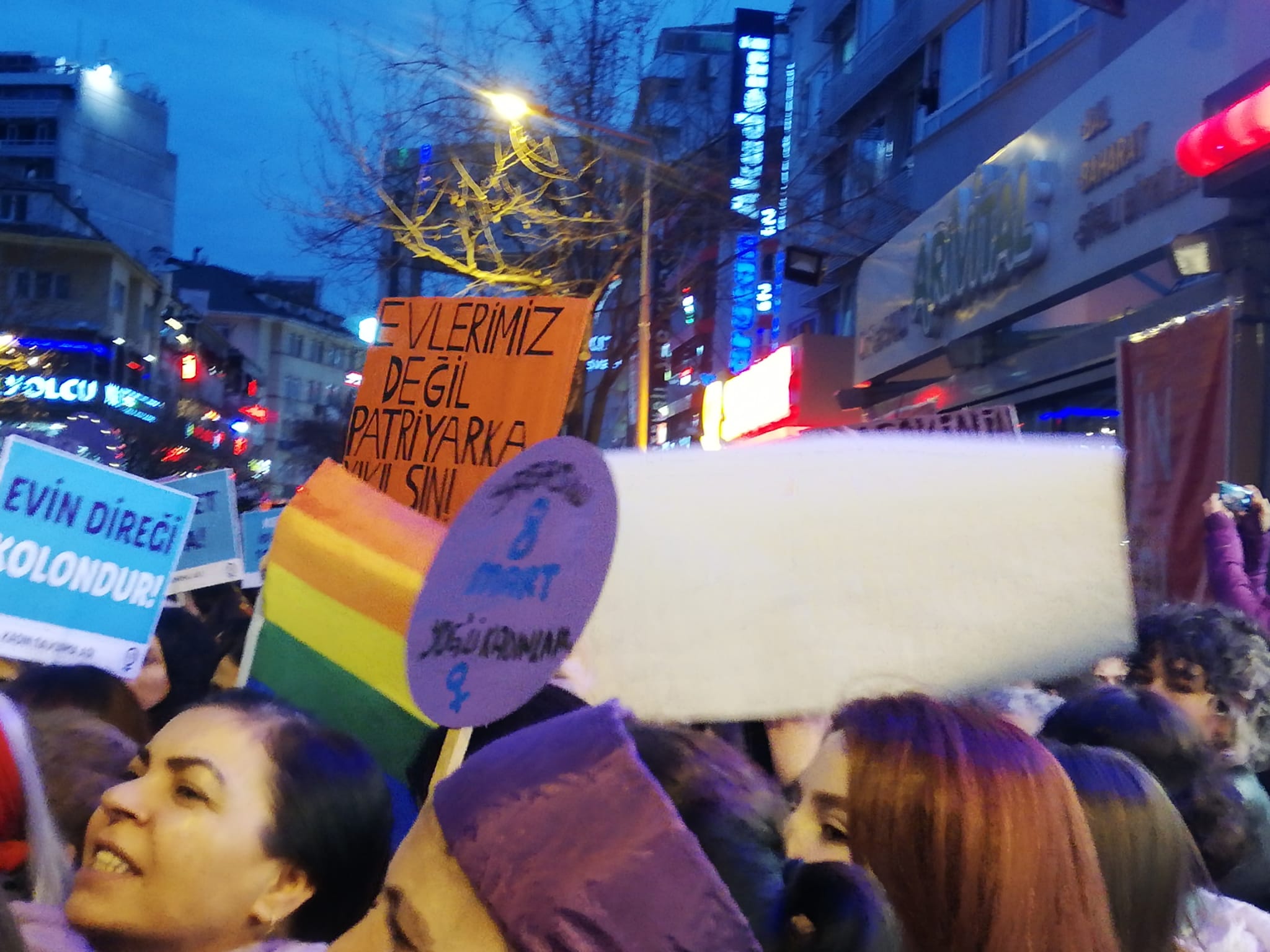 ankara-da-feminist-gece-yuruyusu-isyanimiz-yasimizi-asiyor-kadin-dayanismasi-yasatiyor-2 ankara-da-feminist-gece-yuruyusu-isyanimiz-yasimizi-asiyor-kadin-dayanismasi-yasatiyor-2