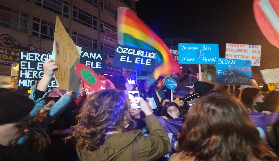ankara-feminist-gece-yuruyusu-nde-gokkusagi-bayraklari-alana-alinmadi-2
