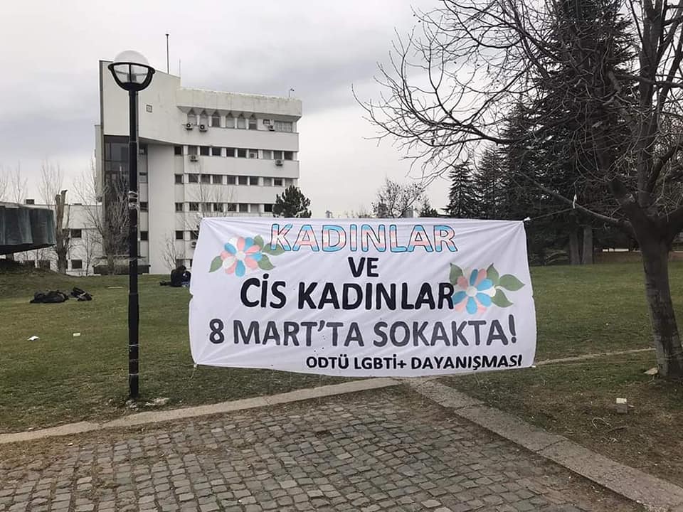 ankara-feminist-gece-yuruyusu-nde-gokkusagi-kapkaclari-2 ankara-feminist-gece-yuruyusu-nde-gokkusagi-kapkaclari-2