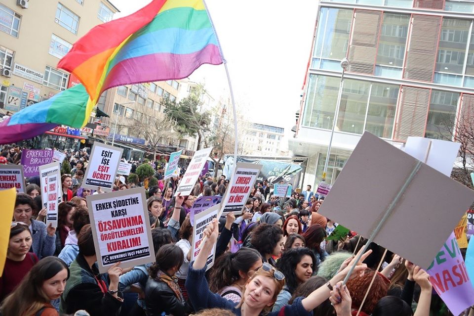 ankara-feminist-gece-yuruyusu-nde-gokkusagi-kapkaclari-3 ankara-feminist-gece-yuruyusu-nde-gokkusagi-kapkaclari-3