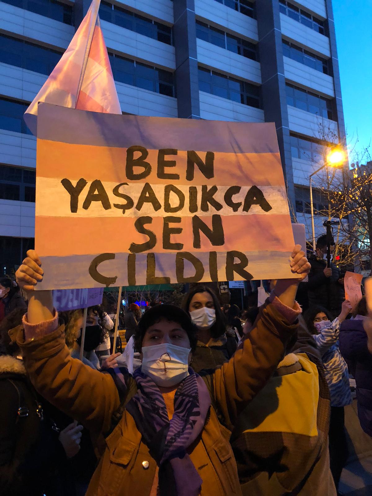 ankara-nin-feminist-gecesinden-kadin-dovizler-5 ankara-nin-feminist-gecesinden-kadin-dovizler-5