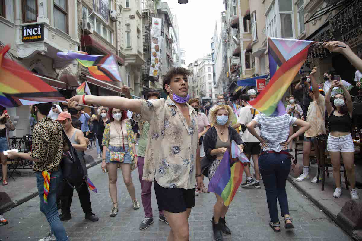 ates-alpar-in-objektifinden-lgbti-onur-yuruyusu-1 ates-alpar-in-objektifinden-lgbti-onur-yuruyusu-1