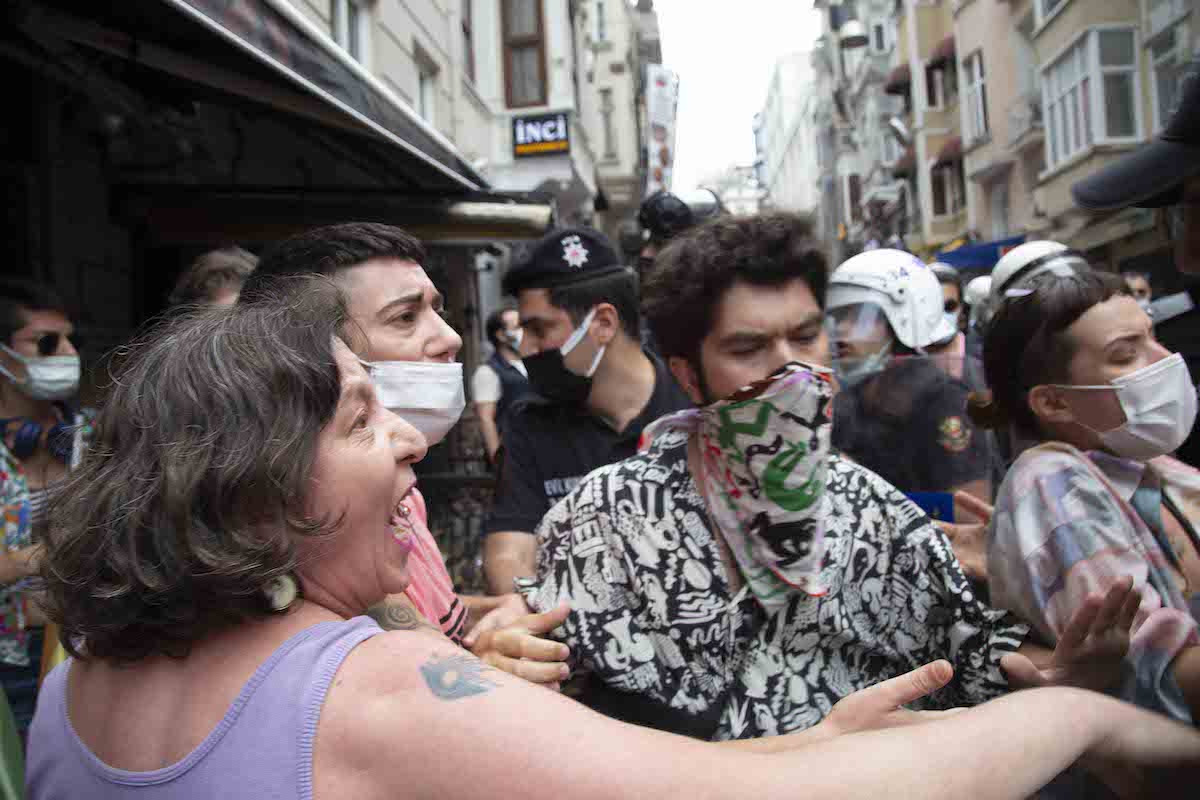 ates-alpar-in-objektifinden-lgbti-onur-yuruyusu-3 ates-alpar-in-objektifinden-lgbti-onur-yuruyusu-3