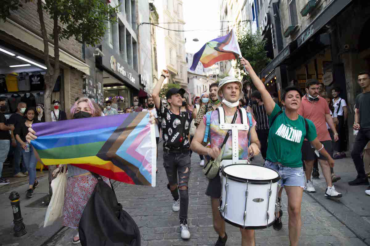 ates-alpar-in-objektifinden-lgbti-onur-yuruyusu-6 ates-alpar-in-objektifinden-lgbti-onur-yuruyusu-6