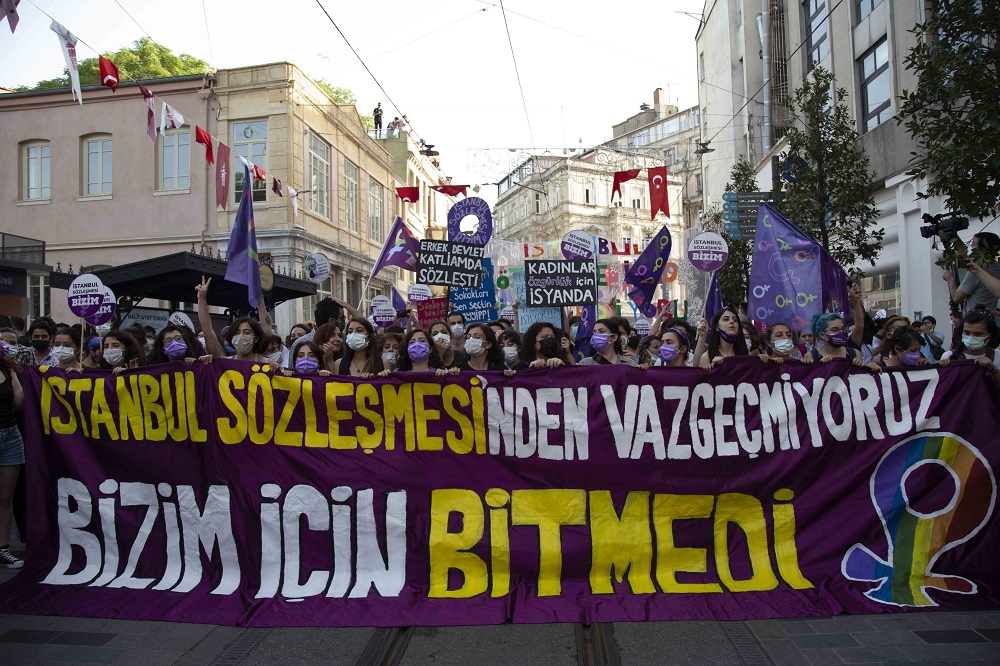ates-alpar-in-objektifinden-taksim-istanbul-sozlesmesi-eylemi-1 ates-alpar-in-objektifinden-taksim-istanbul-sozlesmesi-eylemi-1