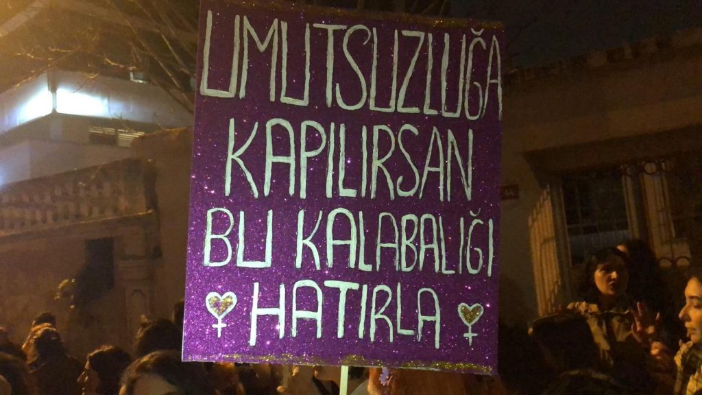 ayrimcilikla-mucadele-devam-ediyor-ne-yalniziz-ne-yanlis-1 ayrimcilikla-mucadele-devam-ediyor-ne-yalniziz-ne-yanlis-1