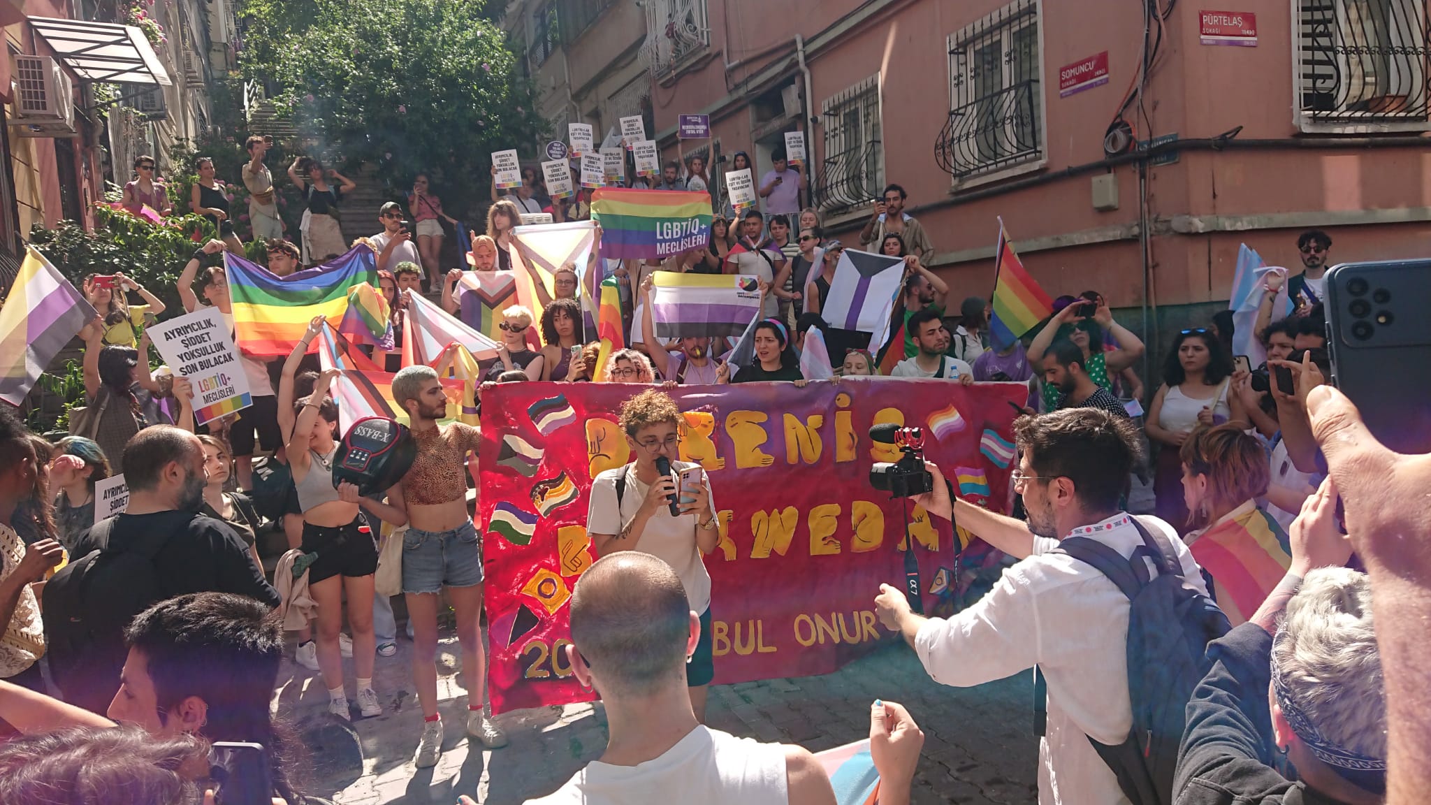 devlet-lgbti-lara-savas-acti-37-gunde-10-yasak-en-az-530-gozalti-3 devlet-lgbti-lara-savas-acti-37-gunde-10-yasak-en-az-530-gozalti-3