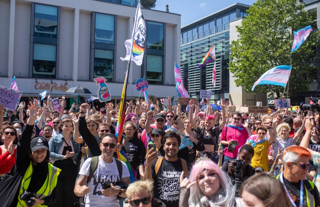 dunyadan-pride-haberleri-birlesik-krallik-taki-10-trans-onur-yuruyusu-2 dunyadan-pride-haberleri-birlesik-krallik-taki-10-trans-onur-yuruyusu-2