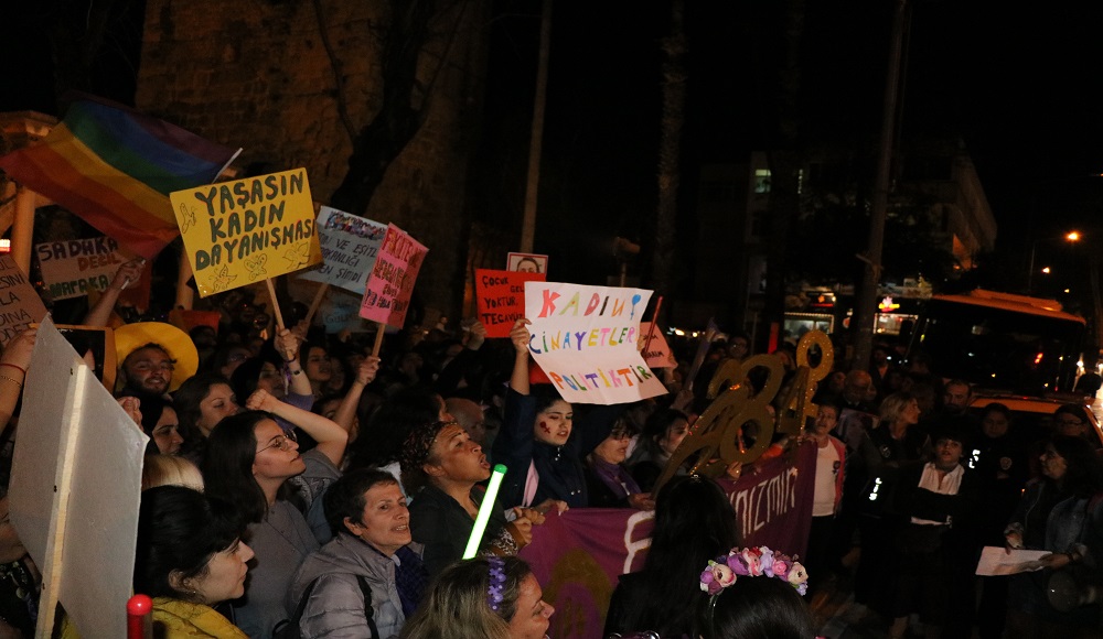 ekrem-berk-bilginer-in-objektifinden-antalya-feminist-gece-yuruyusu-1 ekrem-berk-bilginer-in-objektifinden-antalya-feminist-gece-yuruyusu-1