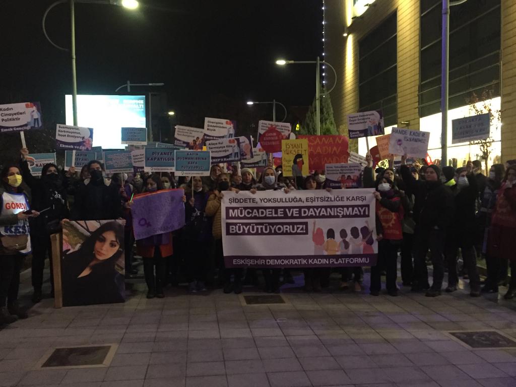 eskisehir-de-25-kasim-polis-lgbti-bayraklarini-engelledi-1 eskisehir-de-25-kasim-polis-lgbti-bayraklarini-engelledi-1