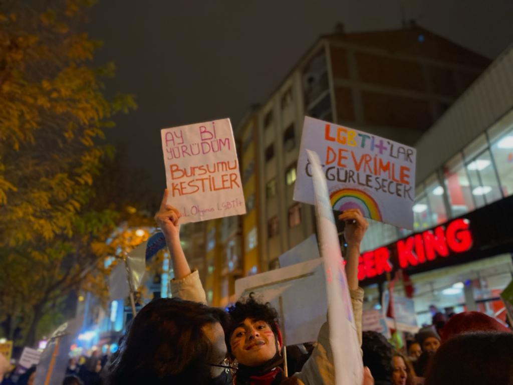 eskisehir-de-25-kasim-polis-lgbti-bayraklarini-engelledi-2 eskisehir-de-25-kasim-polis-lgbti-bayraklarini-engelledi-2