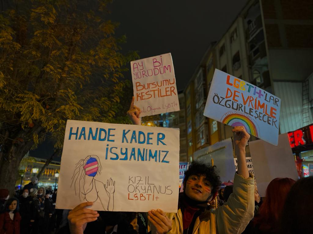 eskisehir-de-25-kasim-polis-lgbti-bayraklarini-engelledi-3 eskisehir-de-25-kasim-polis-lgbti-bayraklarini-engelledi-3