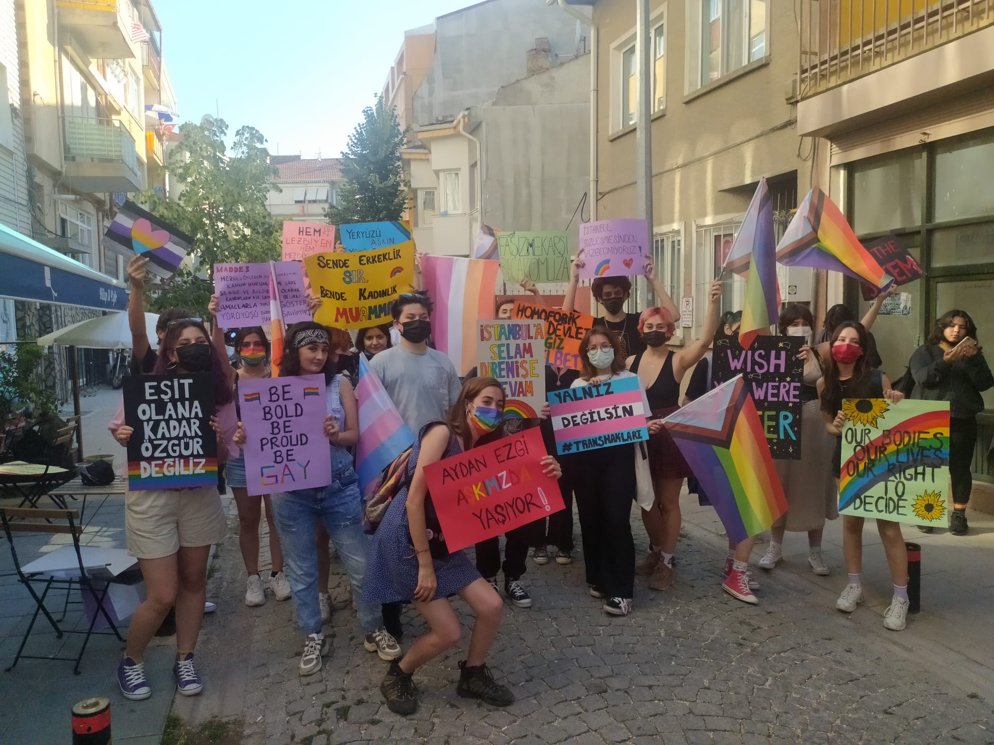 eskisehir-de-polis-onur-yuruyusu-baslamadan-aktivistleri-gozaltina-almaya-basladi-1 eskisehir-de-polis-onur-yuruyusu-baslamadan-aktivistleri-gozaltina-almaya-basladi-1