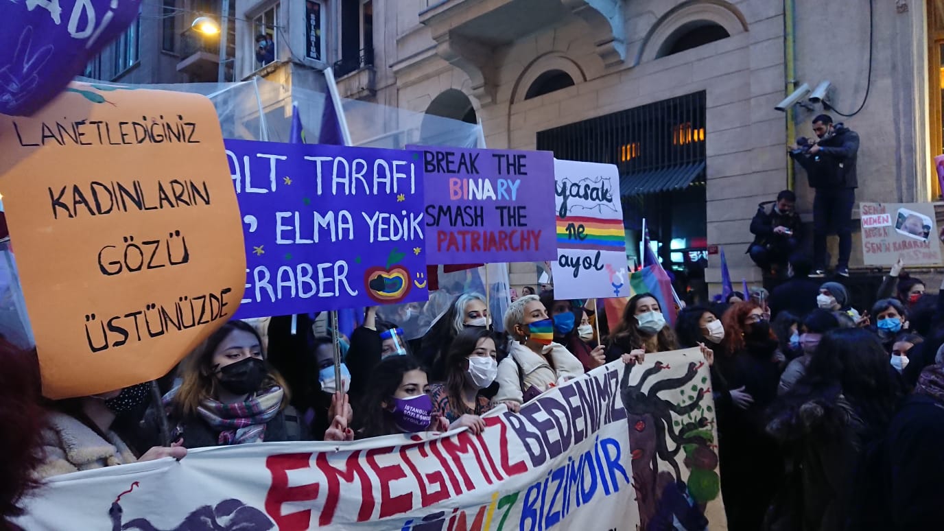 fotograflarla-19-istanbul-feminist-gece-yuruyusu-7