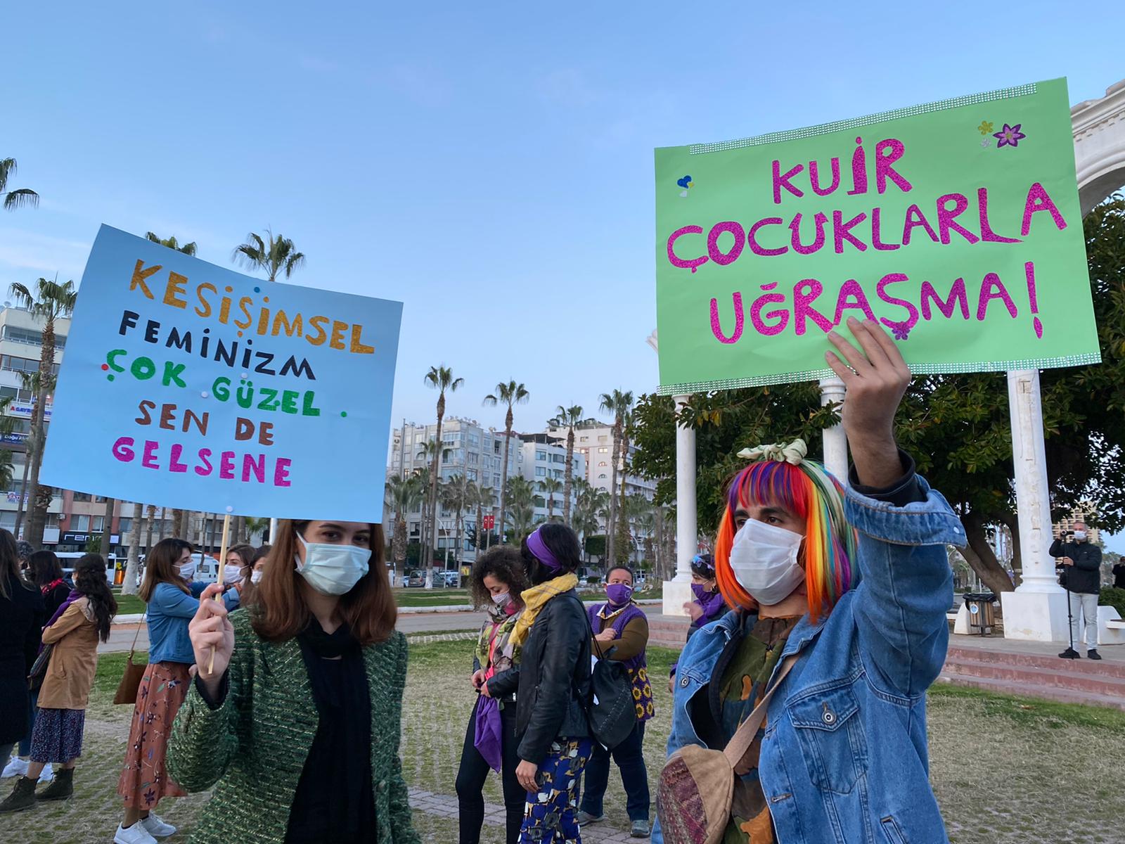 fotograflarla-mersin-feminist-gece-yuruyusu-lezbiyen-mezbiyenler-vardir-1 fotograflarla-mersin-feminist-gece-yuruyusu-lezbiyen-mezbiyenler-vardir-1